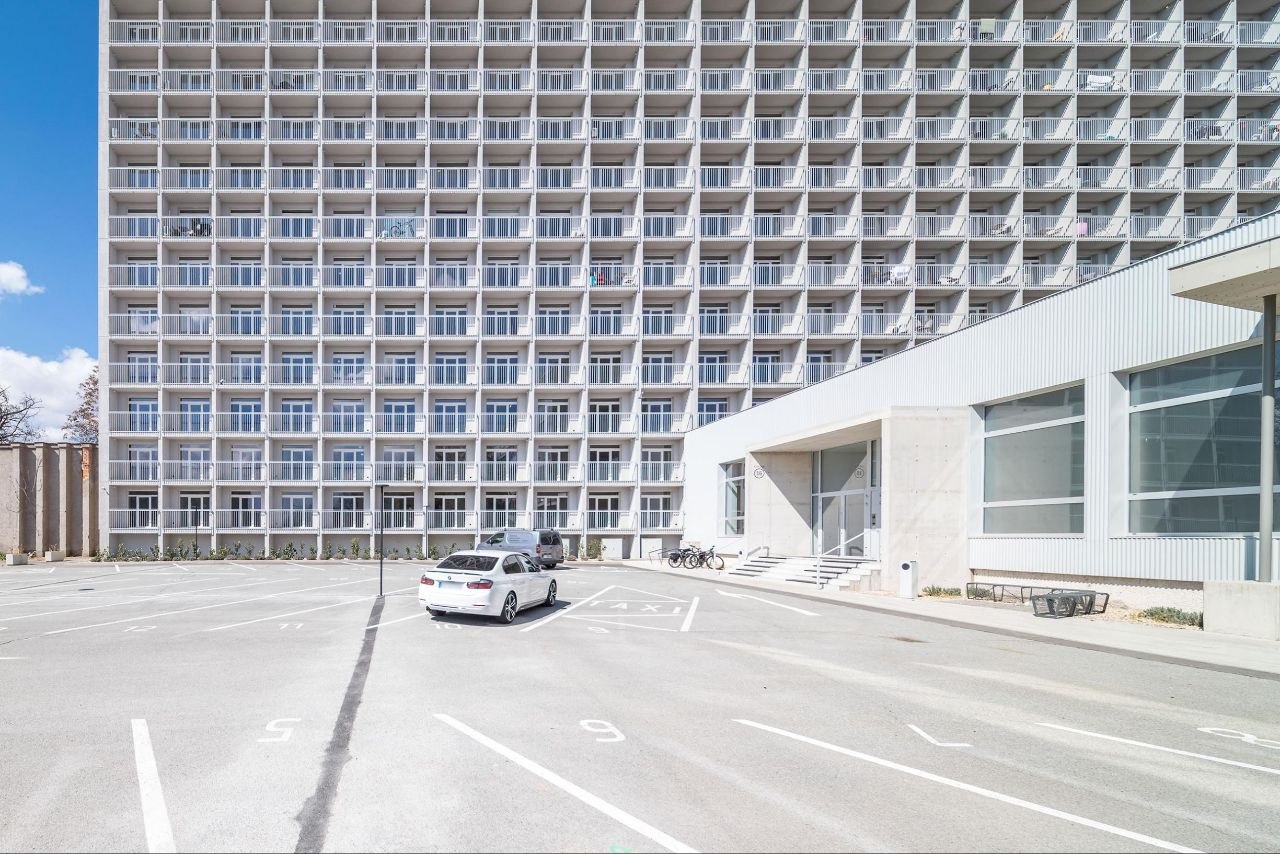 POPIS NEHNUTEĽNOSTI Exkluzívne vám ponúkame na prenájom modernú garsónku v novom industriálnom bytovom dome