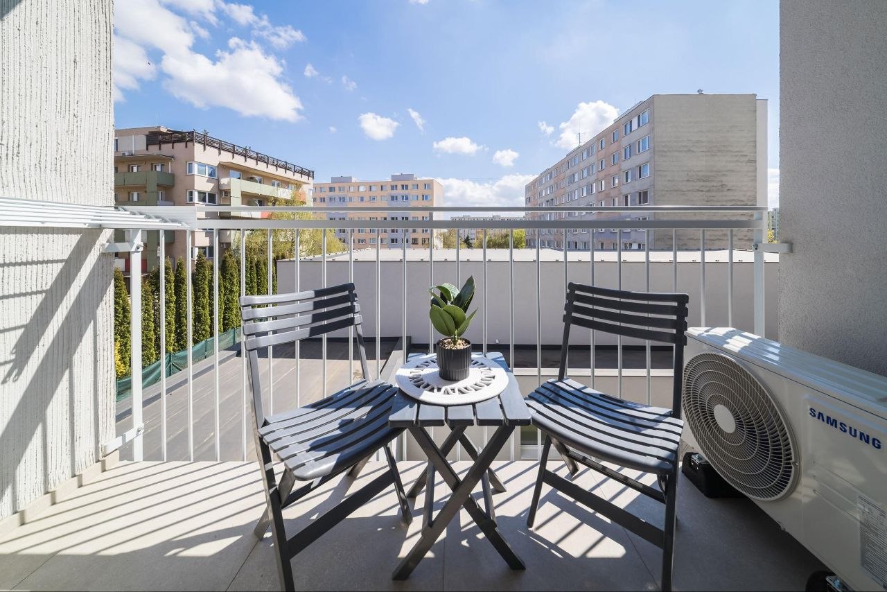 POPIS NEHNUTEĽNOSTI Exkluzívne vám ponúkame na prenájom modernú garsónku v novom industriálnom bytovom dome