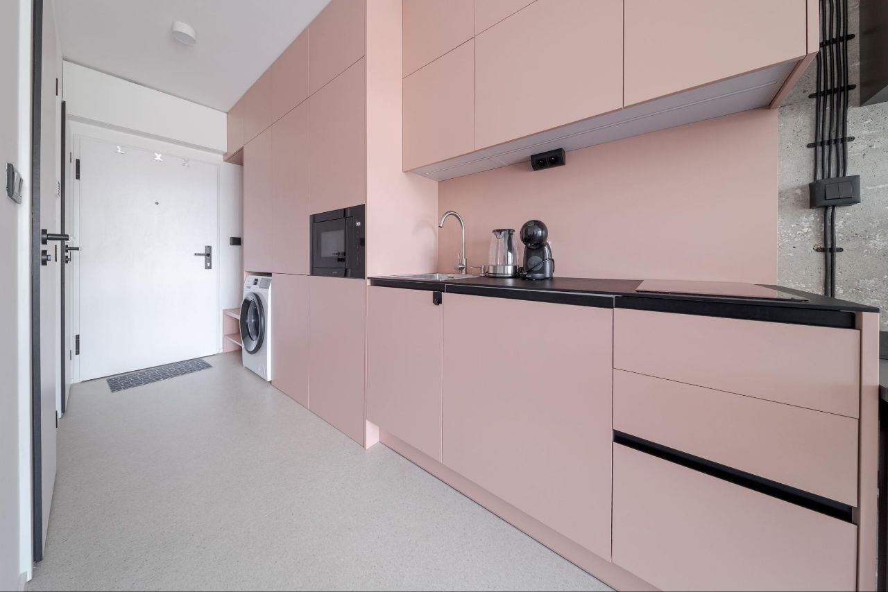 POPIS NEHNUTEĽNOSTI Exkluzívne vám ponúkame na prenájom modernú garsónku v novom industriálnom bytovom dome