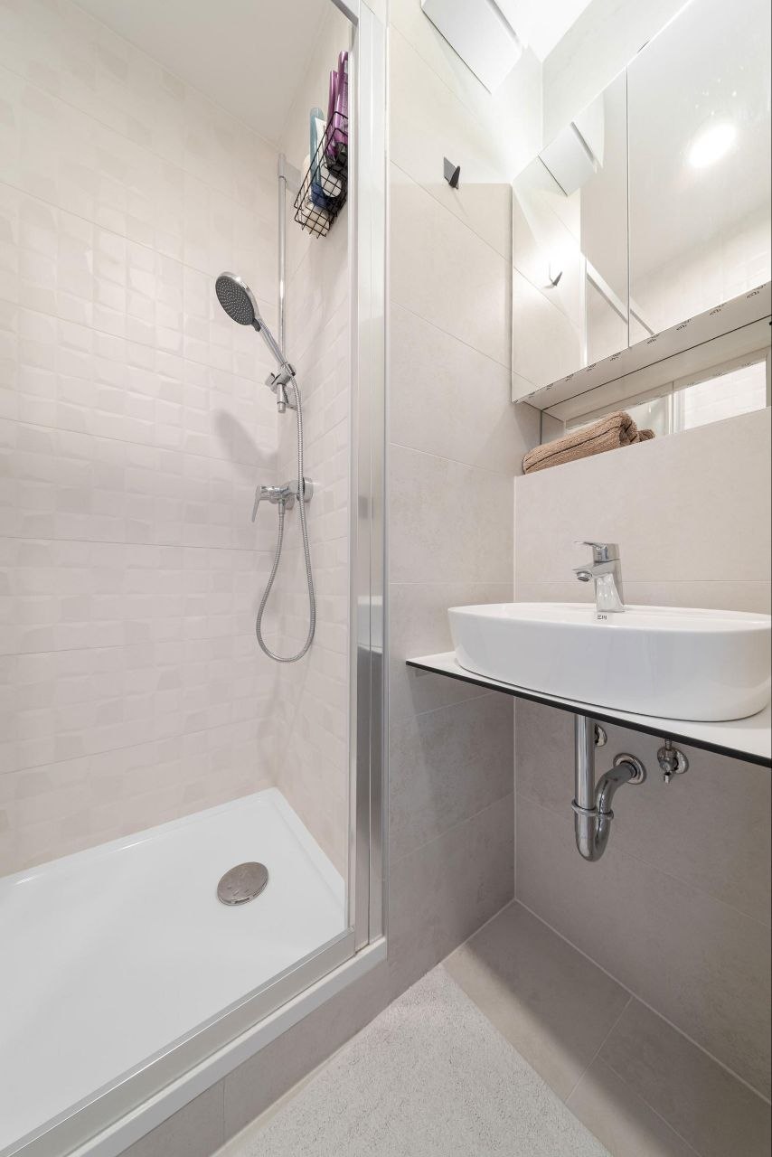 POPIS NEHNUTEĽNOSTI Exkluzívne vám ponúkame na prenájom modernú garsónku v novom industriálnom bytovom dome