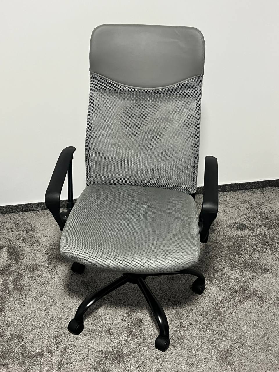 продам стіл та крісло 
ст — Кошици, 35€